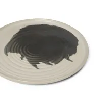ferm living - assiette omhu m - off-white, charbon/motif d'éclaboussures/h x ø 2,2x26,5cm/chaque pièce est unique